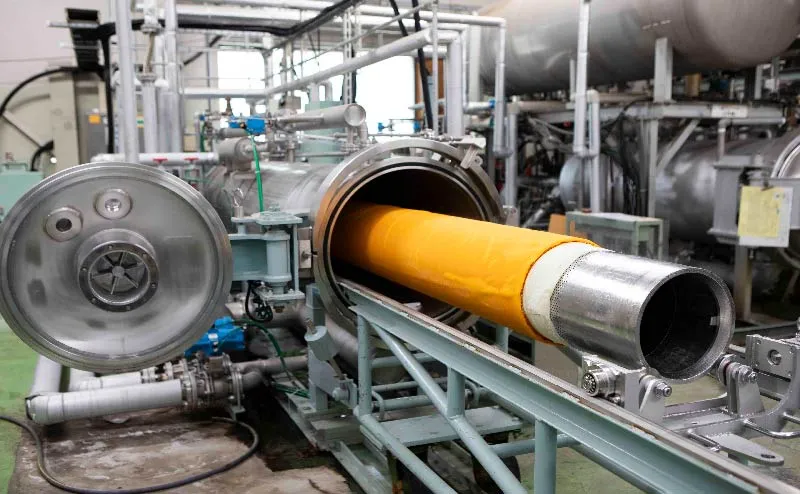 Photo of a dyeing machine with a roll of mesh cloth inserted