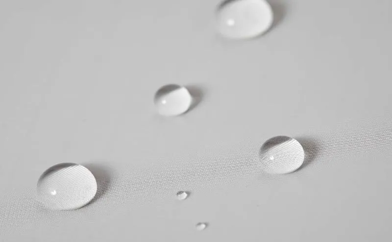 水をはじいているメッシュの写真
