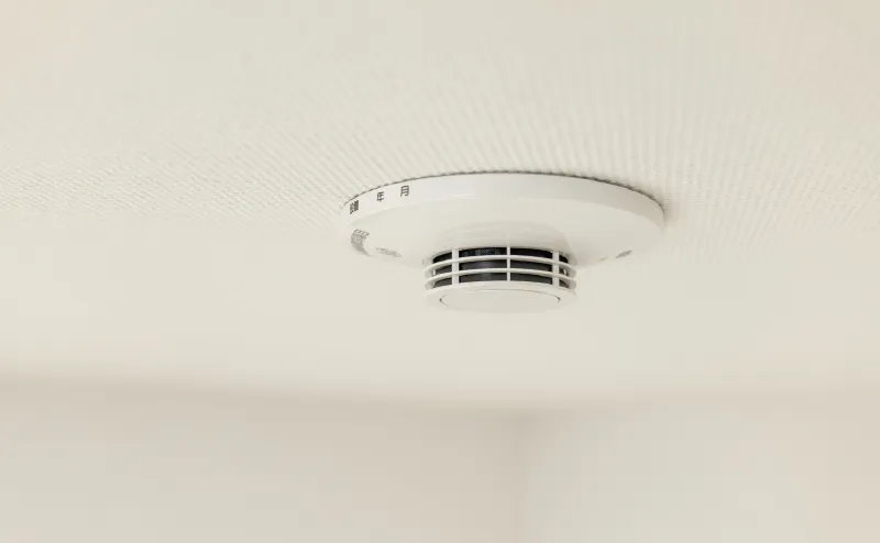 住宅の天井に設置されている火災警報器の写真